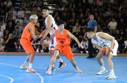 华体会娱乐-粉丝争相围观，篮球比赛场面火爆的简单介绍