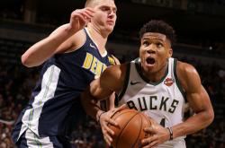 华体会亚洲官网-雄鹿力克掘金，西蒙斯破门