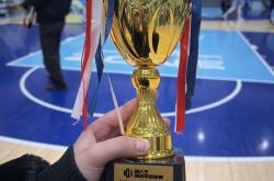 华体会app-夺冠奖杯陈列球队训练馆，激励队员的简单介绍