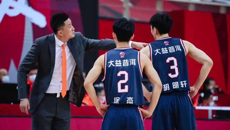 在浙江队赛场上演CBA季后赛，团战，引发观众齐声高喊的简单介绍