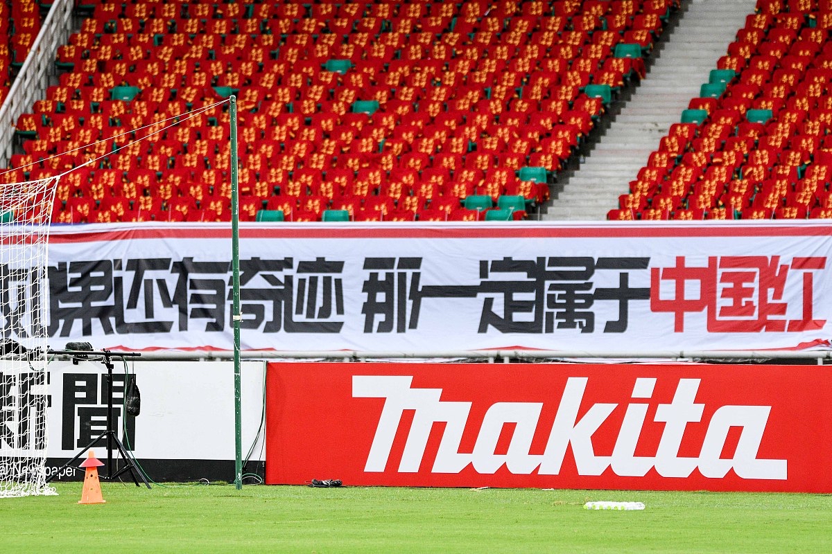 国内足球联赛中的劲旅全力争夺胜利，一场胜负难分的对决的简单介绍