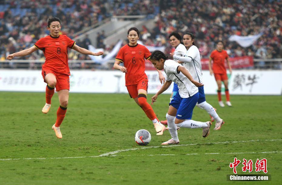 中国女足运动员在国际比赛中获胜喜人