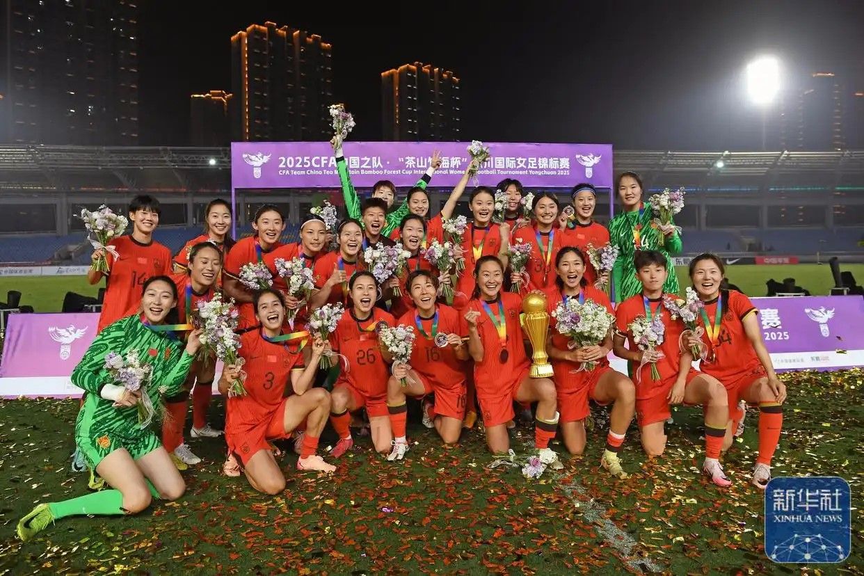 中国女足队员受到国内外球迷关注，成为焦点
