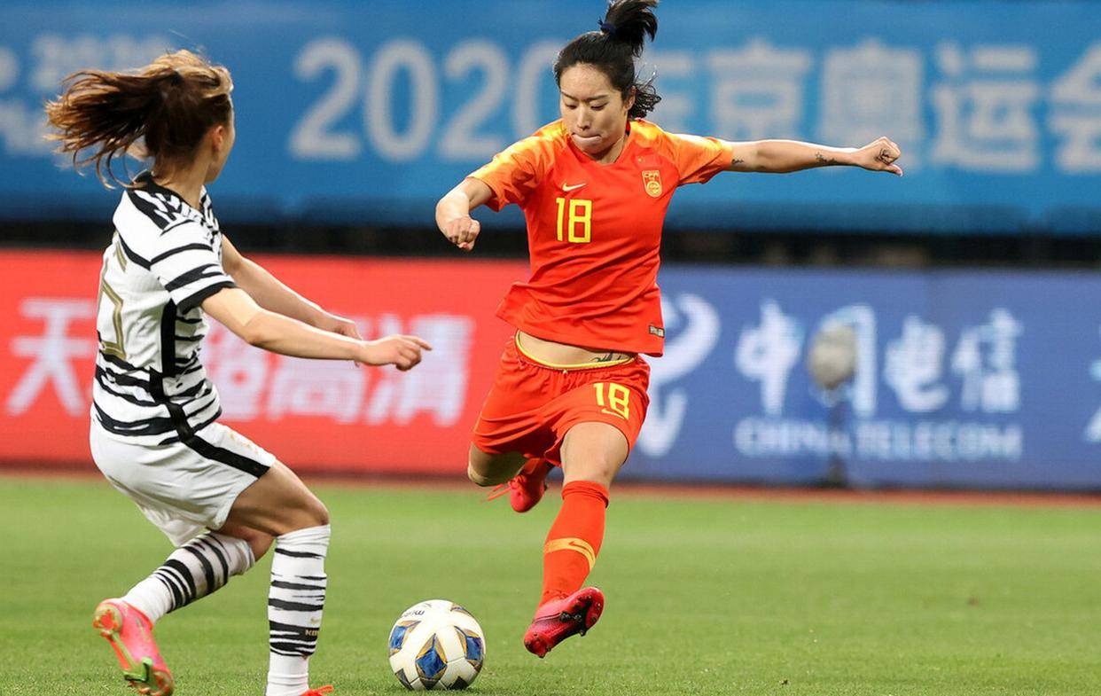 中国女足队员受到国内外球迷关注，成为焦点