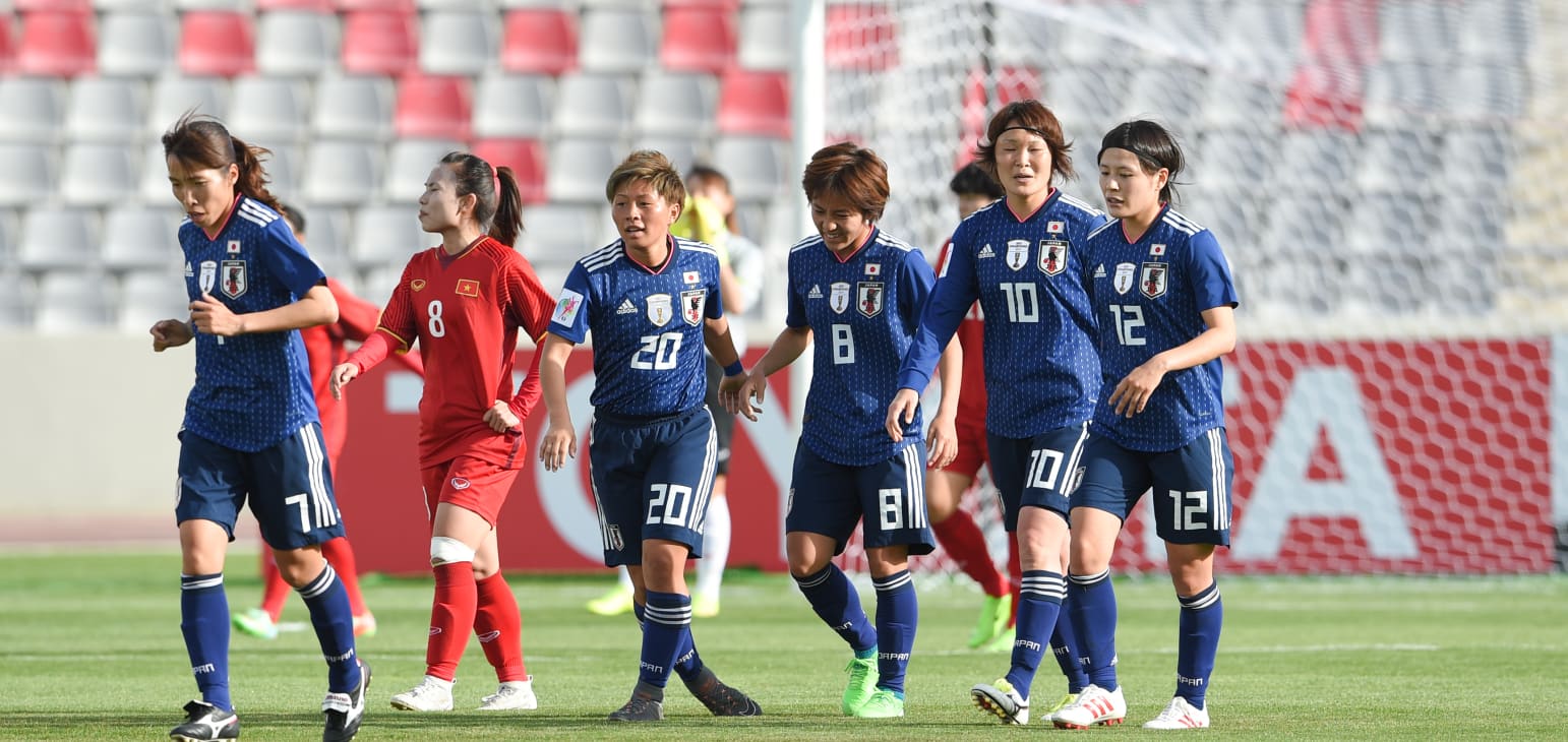 亚洲杯女子足球赛半决赛比拼激烈