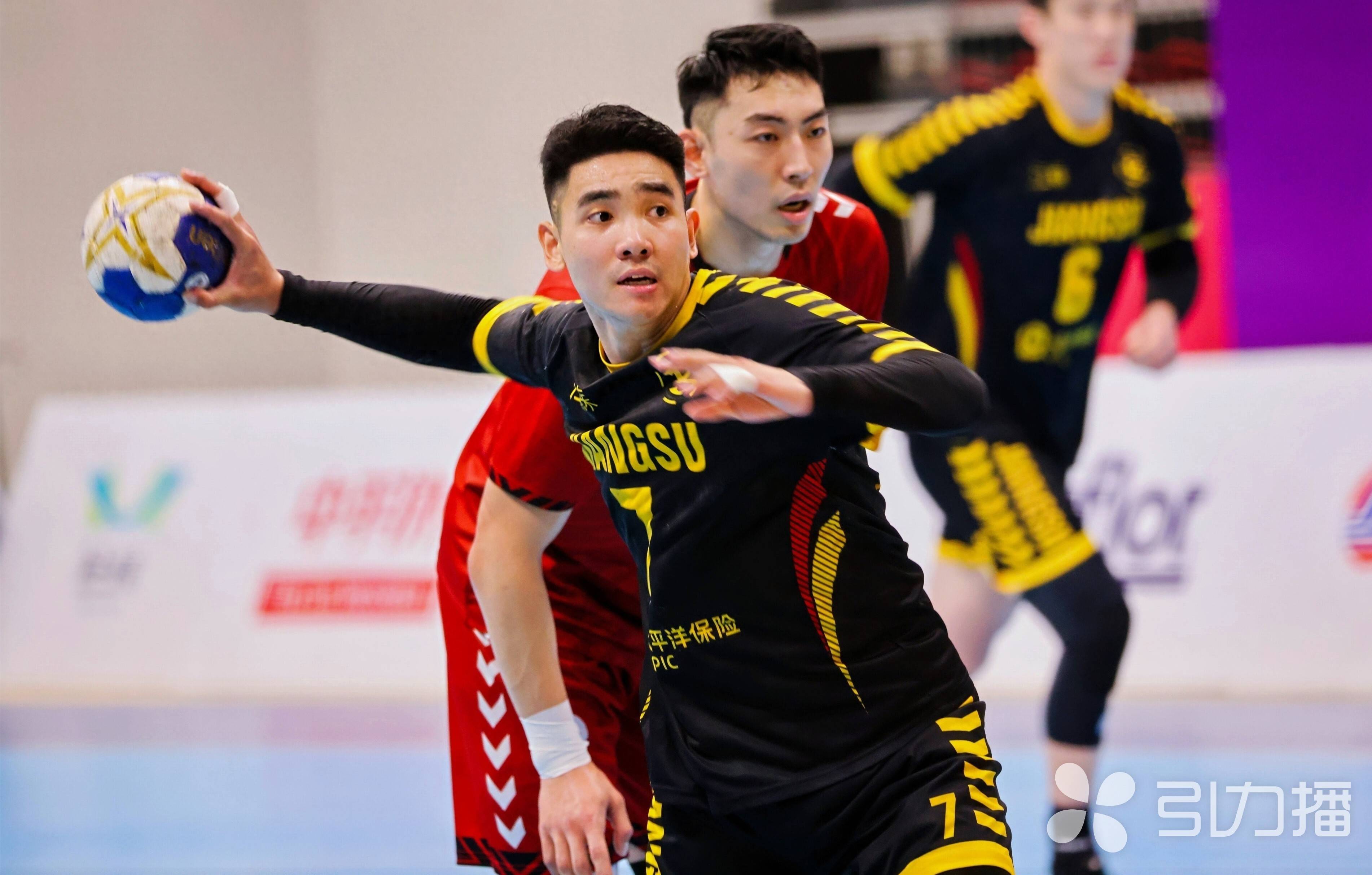 江苏男篮爆冷获胜，成功晋级季后赛