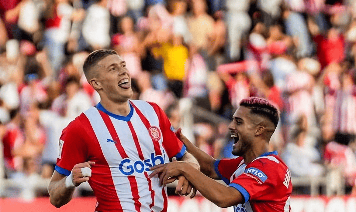 包含波兰迎战冰岛，双方实力对比角逐激烈的词条