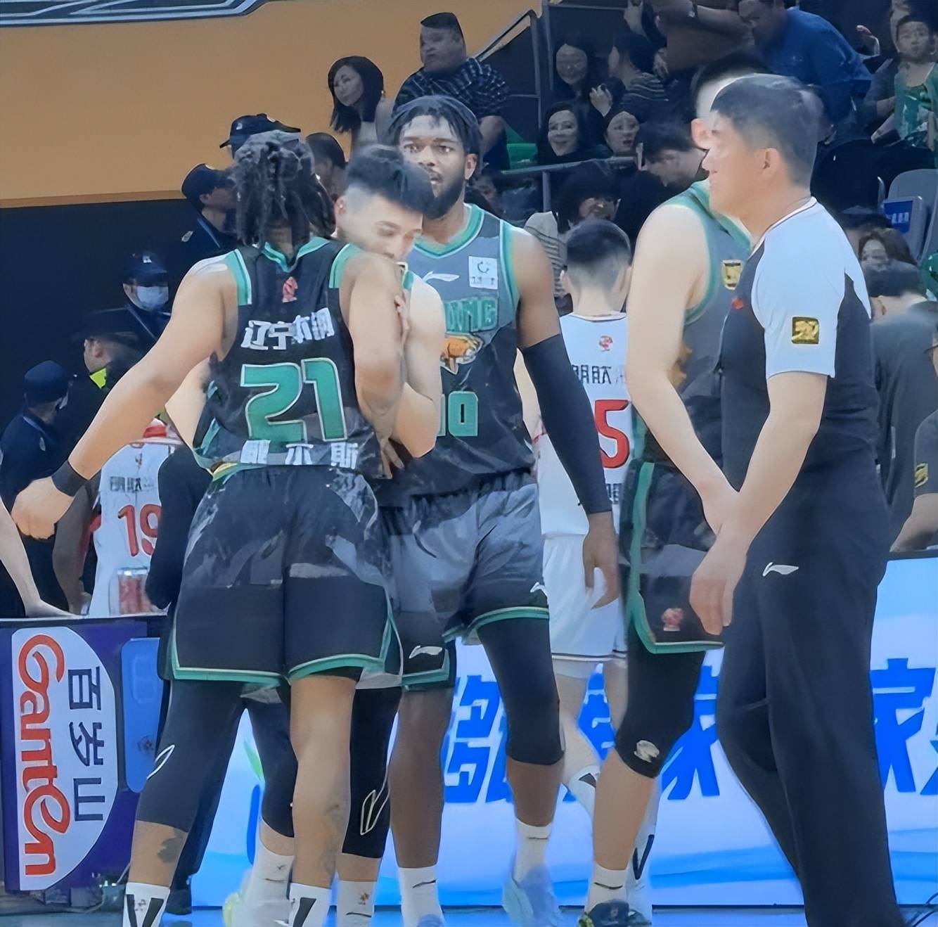 关于山东男篮势不可挡，多场胜利引发热议的信息