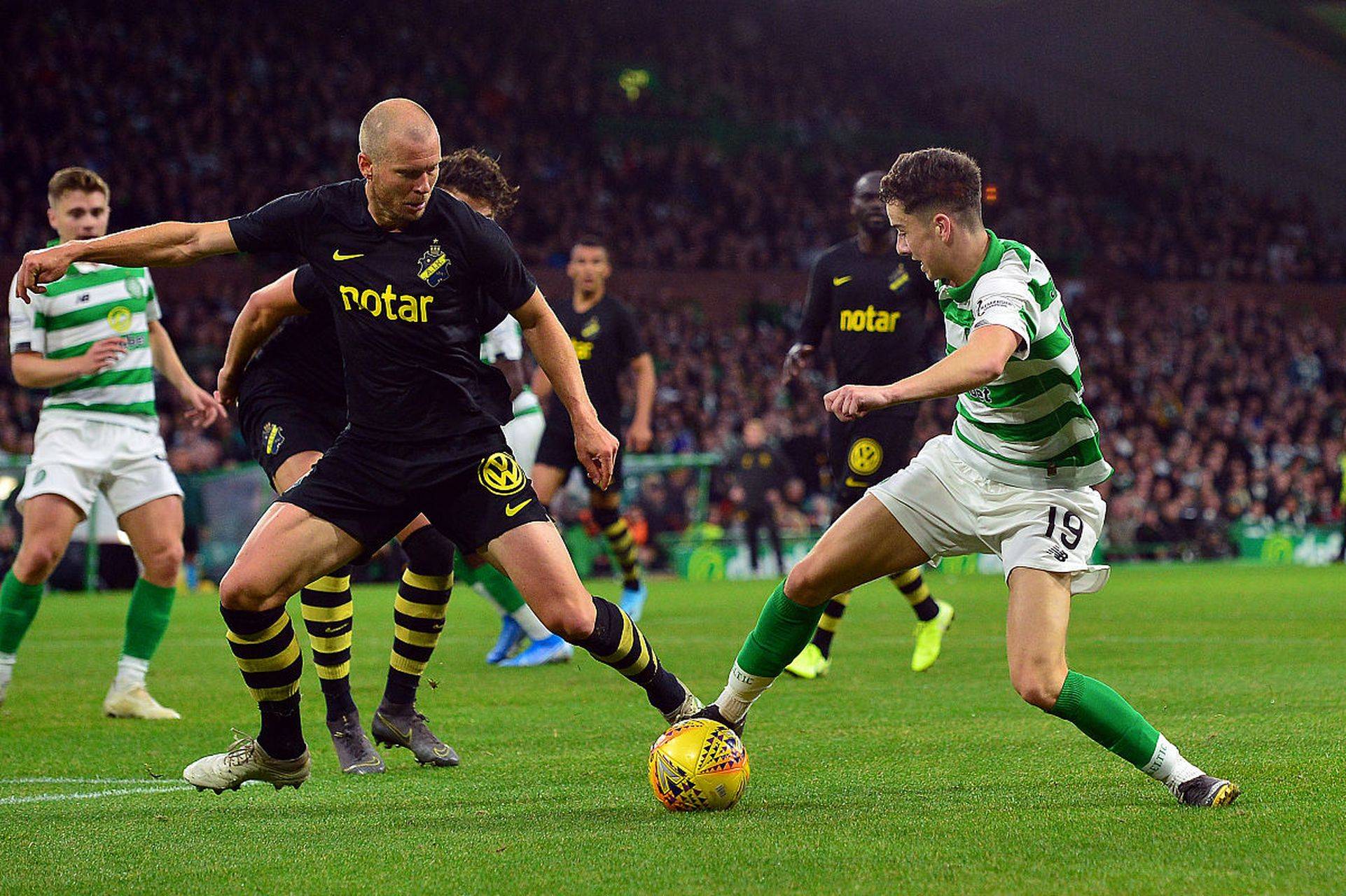 球队势均力敌，攻守交锋！