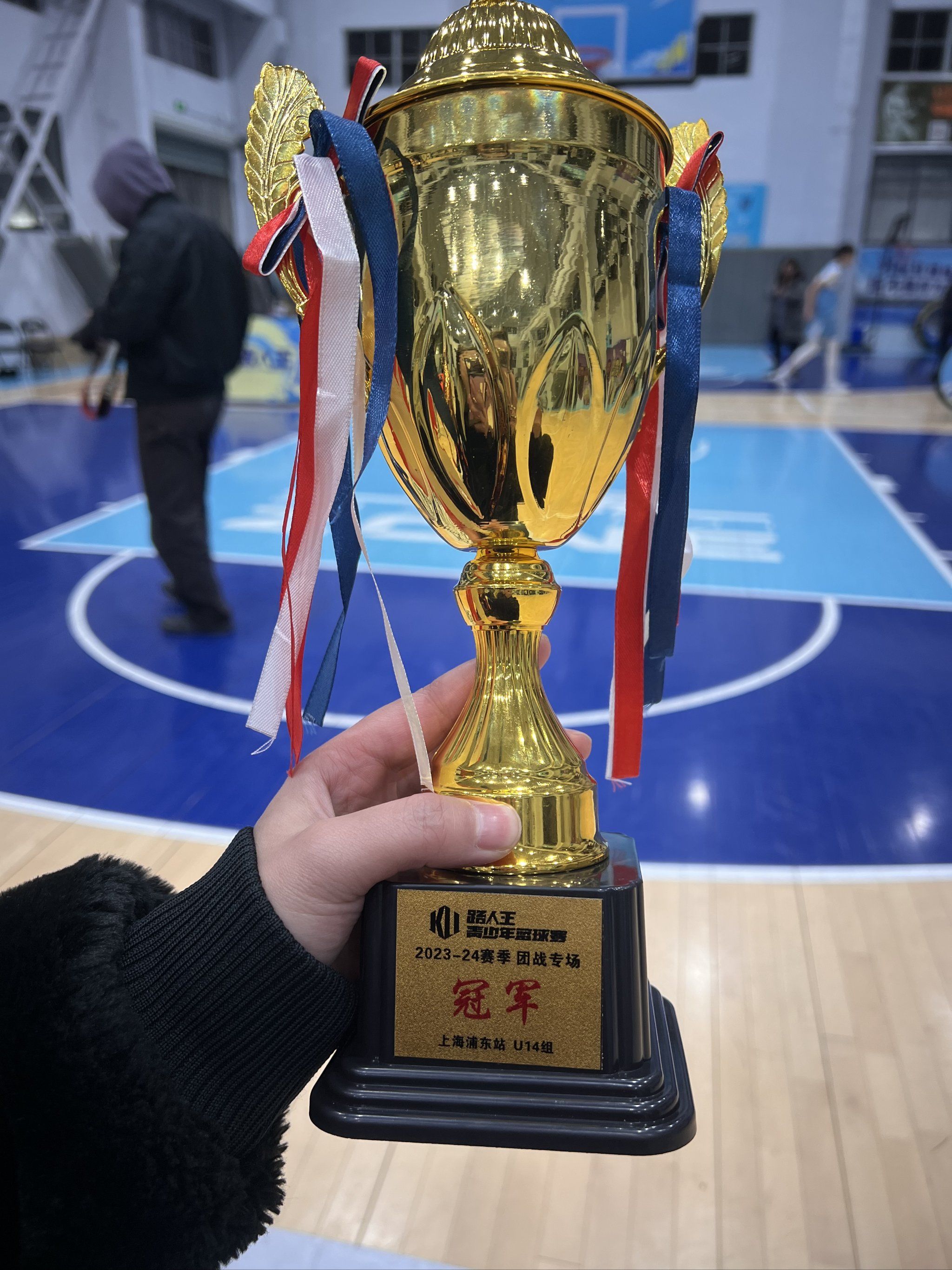 夺冠奖杯陈列球队训练馆,激励队员的简单介绍 夺冠奖杯陈列球队训练馆,激励队员的简单介绍