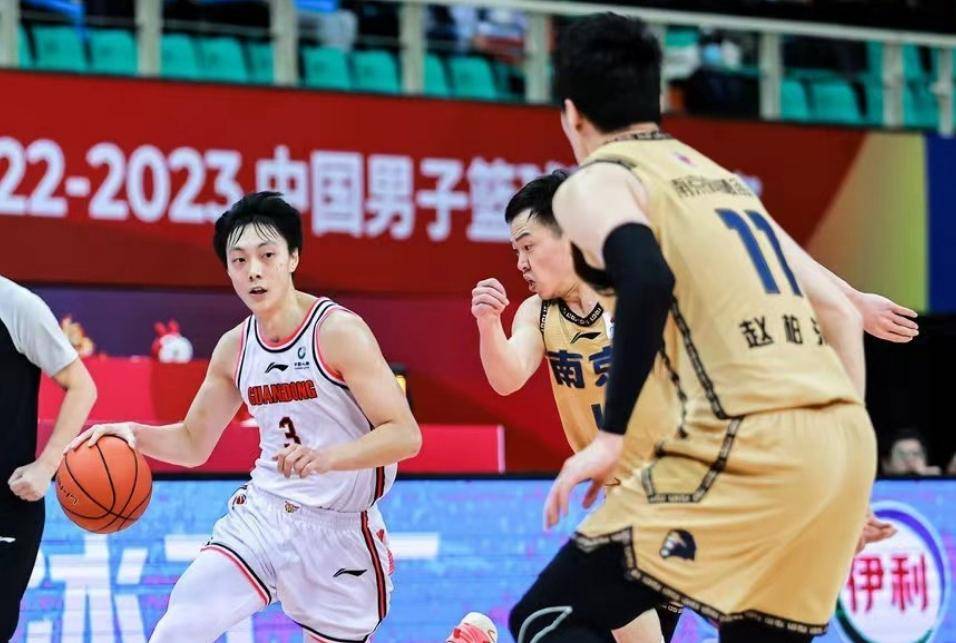 广东男篮大获全胜,有望进入季后赛 广东男篮大获全胜,有望进入季后赛